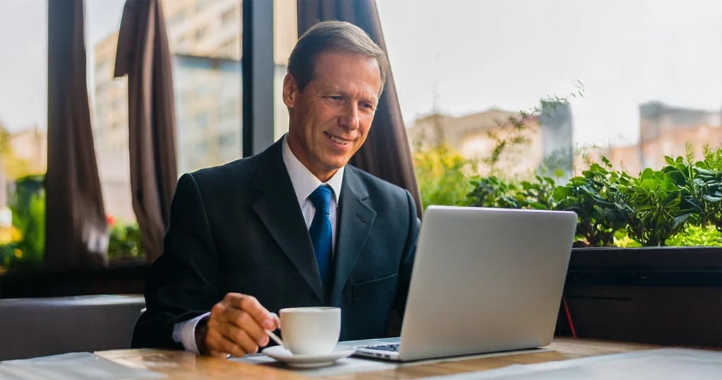 Advogado criminalista usando notebook em ambiente profissional, analisando estratégias para atrair mais clientes online