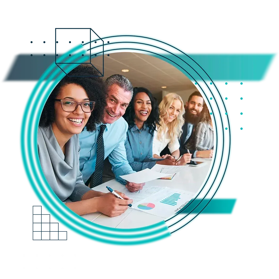 Especialistas em criação de sites profissionais felizes analisando dados de estratégia de SEO.