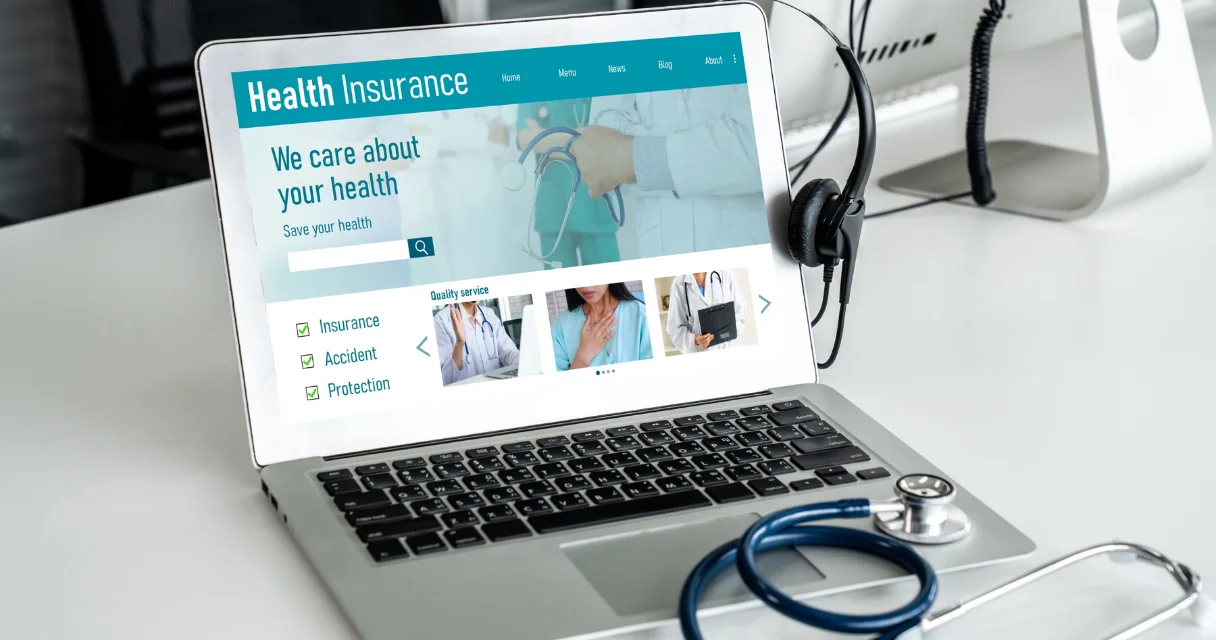 Laptop exibindo um site para médicos com a lista de serviços e especialidades da clínica