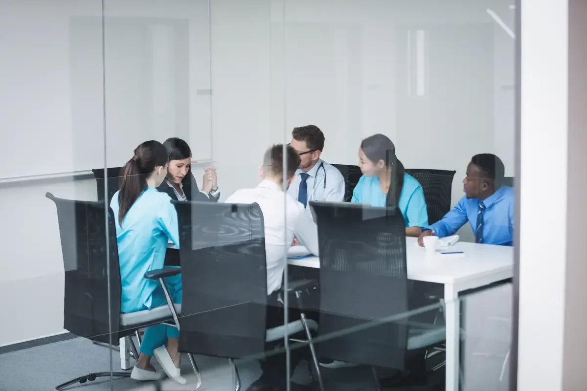 Equipe médica reunida planejando o site para clínica médica e o atendimento online